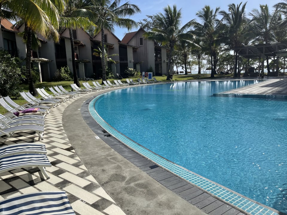 Pool Crystals Beach Resort Belle Mare, a member of Radisson Individuals