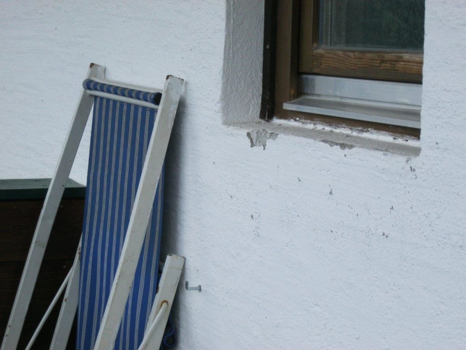 Hauswand am Balkon mit "tollem" Liegestuhl Alpengasthof Hotel Kopphütte