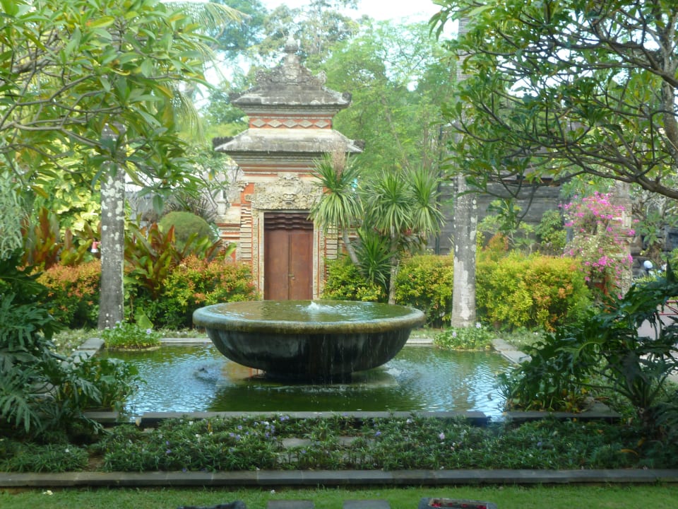 Kleiner Springbrunnen beim Empfang Hotel Keraton Jimbaran Resort