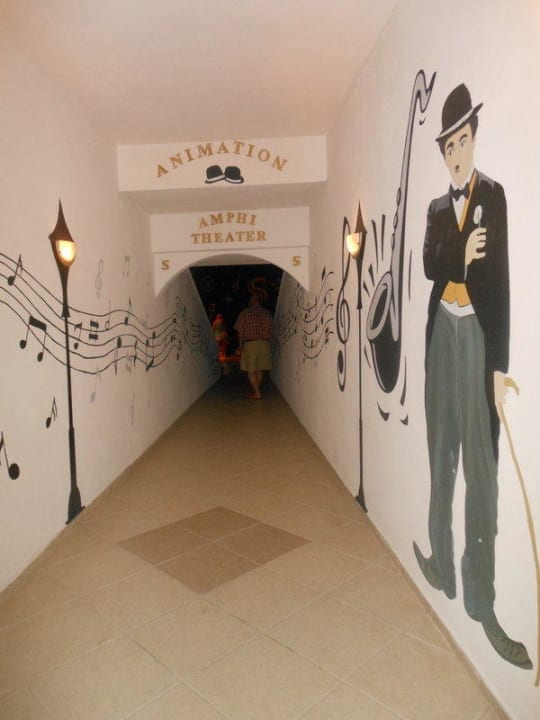 Eingang zum Amphitheater Saphir Resort & Spa