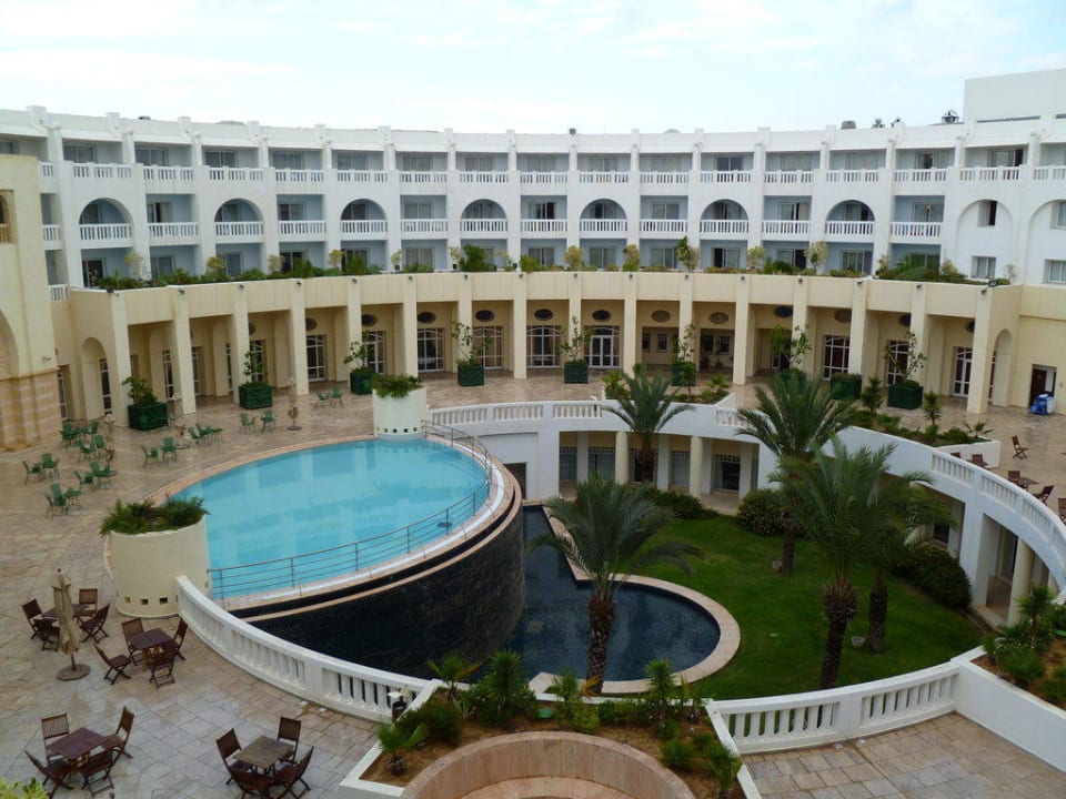 Vue de la chambre sur la piscine Medina Solaria & Thalasso
