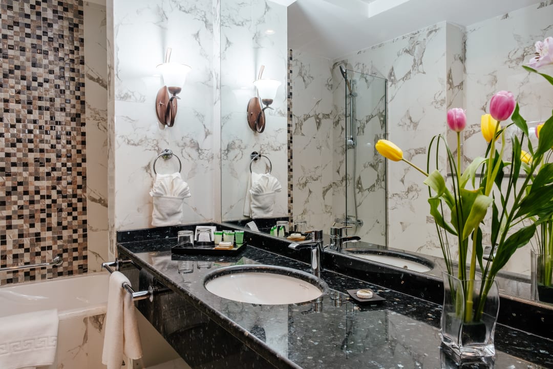 Zimmer Crystal Plaza Al Majaz Hotel