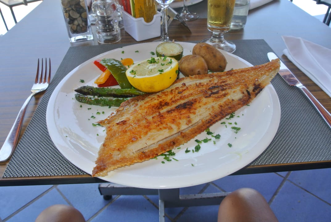 Mittagessen im Poolrestaurant H10 Playa Meloneras Horizons Collection