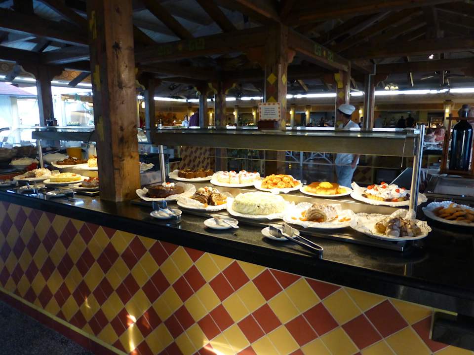 Teil des Buffets im Hauptrestaurant Latino Hotel Playa Pesquero