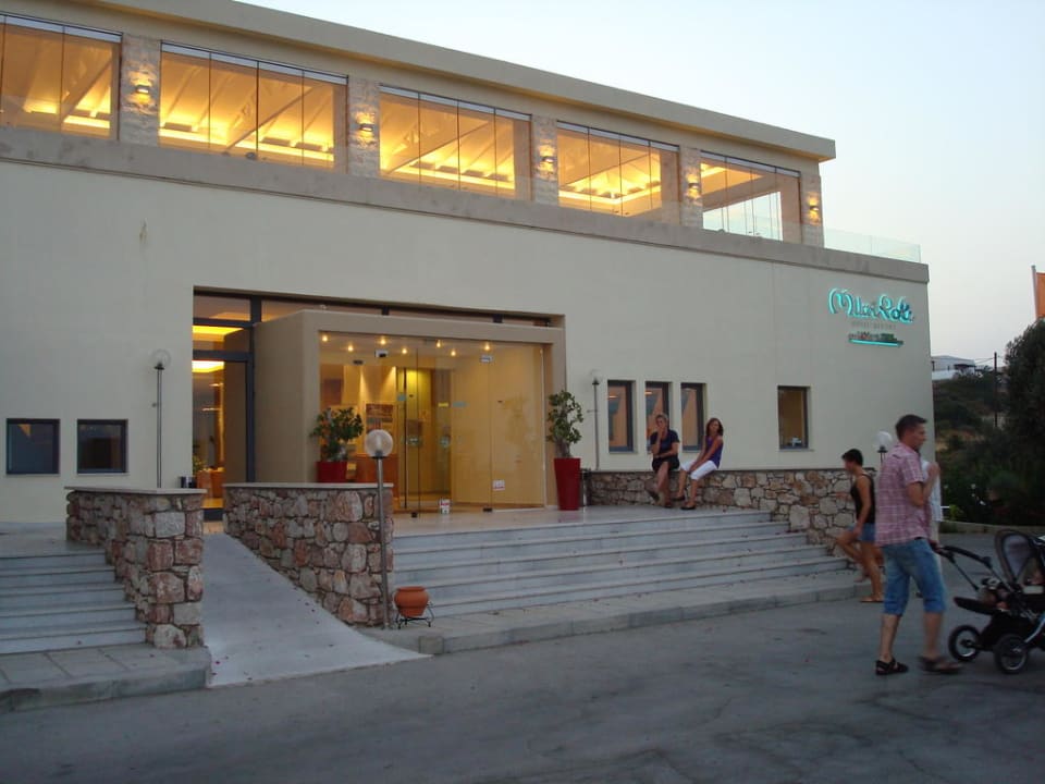 Eingang zum Hotel. Oben Restaurant Atlantica Mikri Poli Rhodes