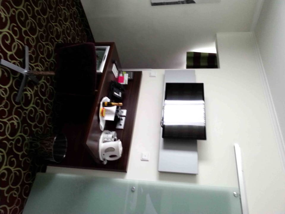 Blick auf den Schreibtisch Hotel Metropol by Maier Privathotels