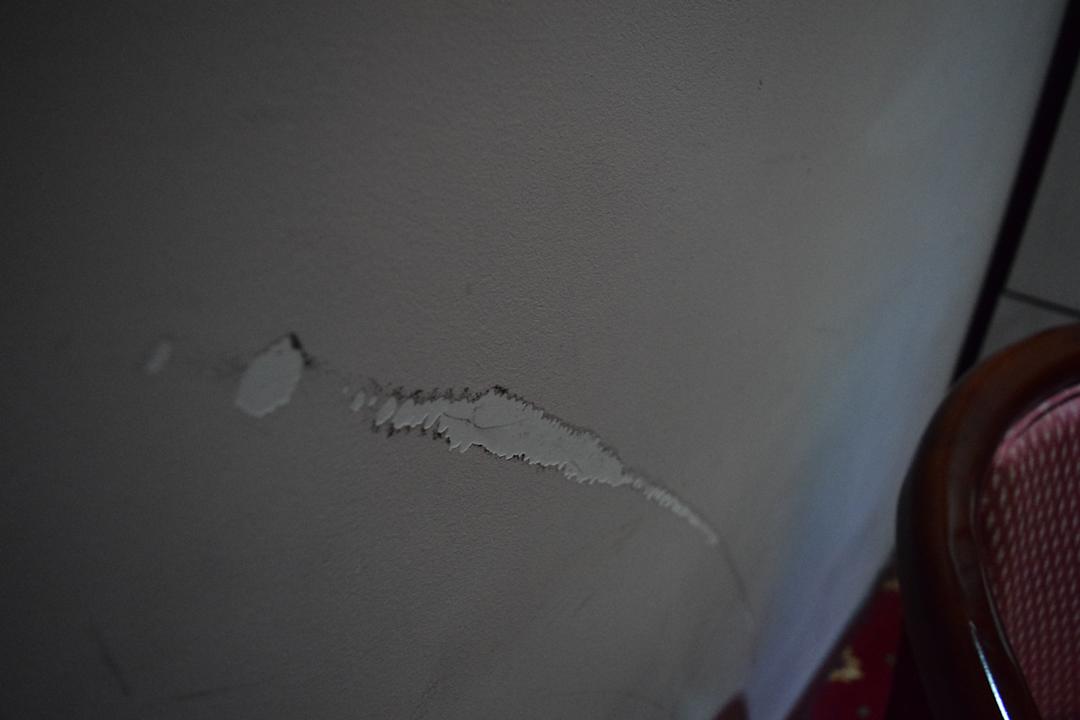 Dicke Kratzer an der Wand Hotel & Spa Borjomi Palace