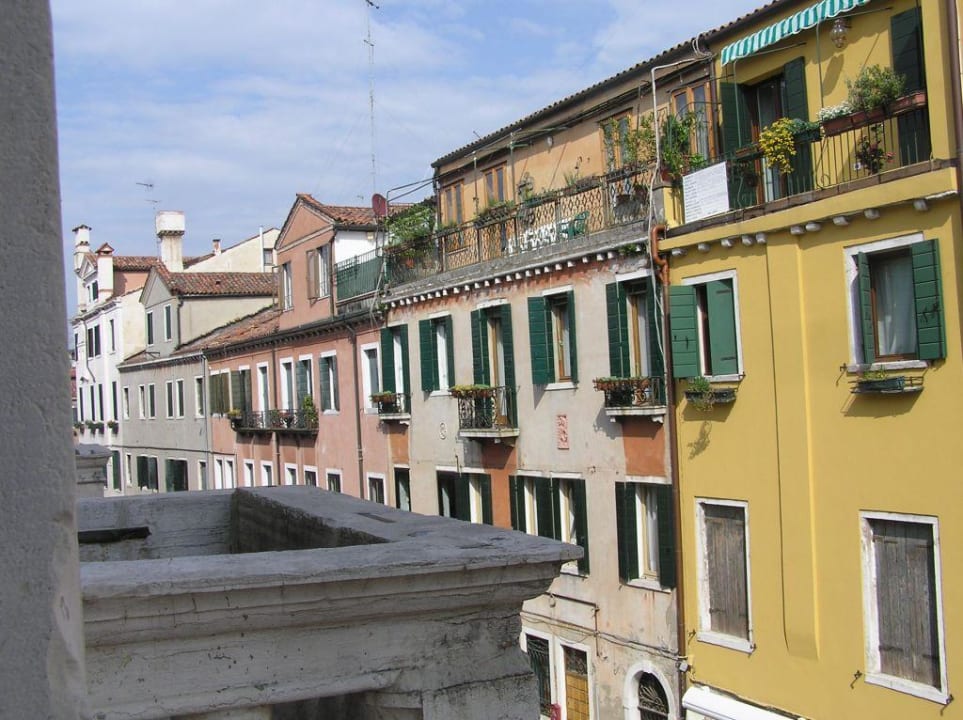Blick aus dem Hotelzimmer zur Straße Maison Venezia | UNA Esperienze