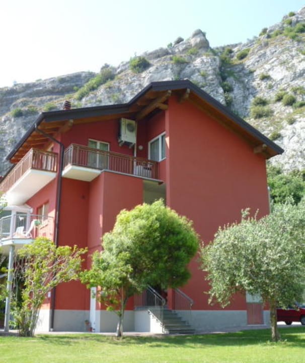 Roter Hotelteil mit Garten AktivHotel SantaLucia