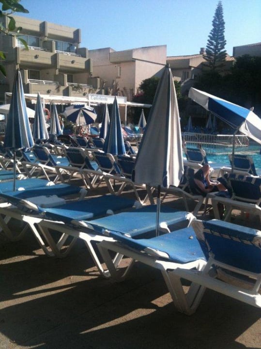 Liegestühle und Pool Hipotels Mediterraneo Club