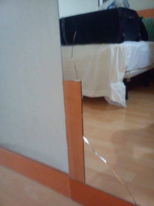 Großer Riss im Spiegel Hotel Silken St. Gervasi