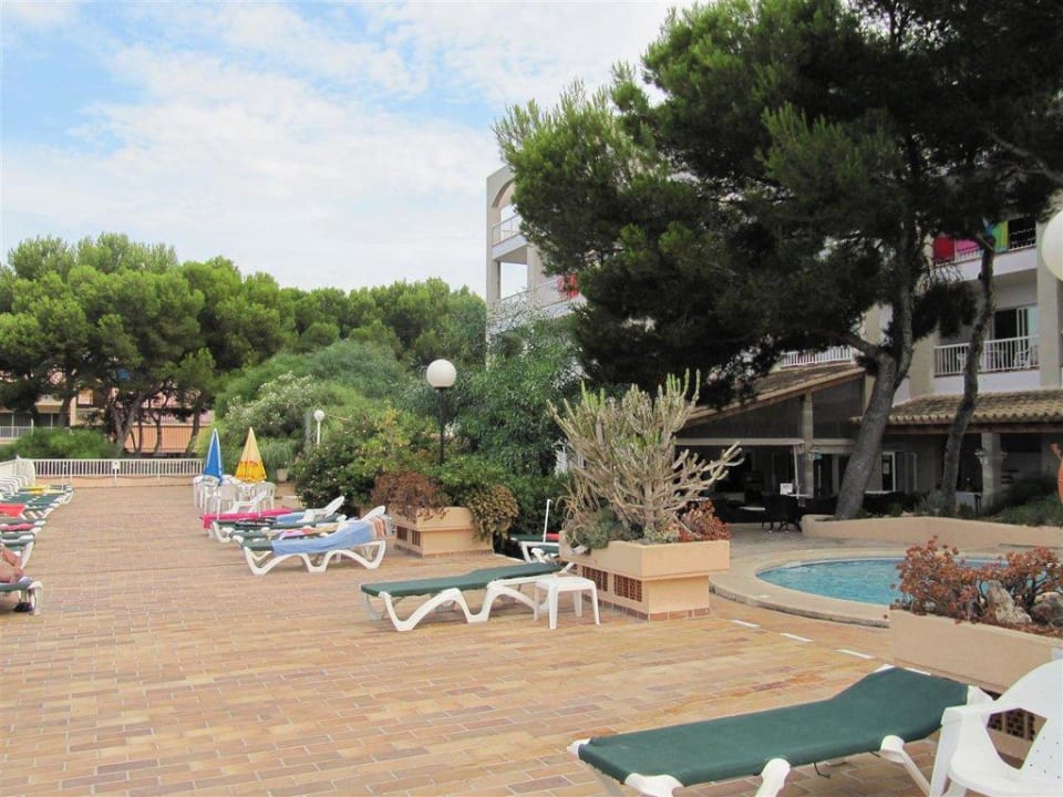 Blick auf die Terrasse am Pool Aparthotel Houm Plaza Son Rigo