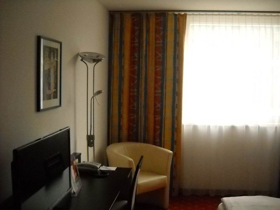 Zimmer Sessel-TV Premier Inn Wien City Hauptbahnhof