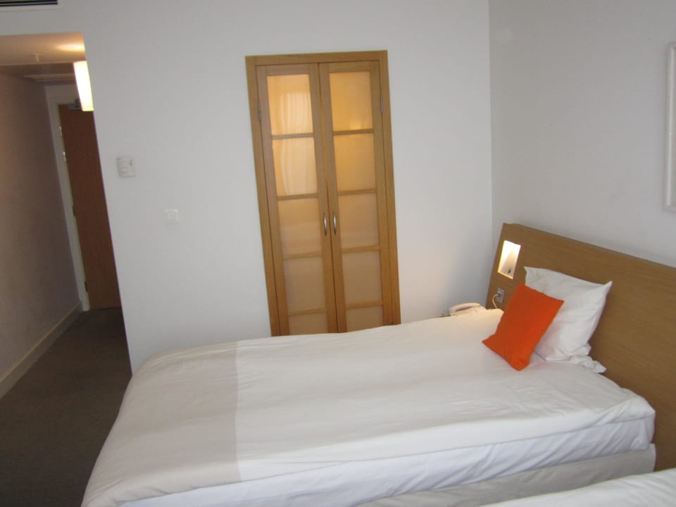 Zimmer/Bett/Tür des Badezimmers Hotel Novotel Vilnius