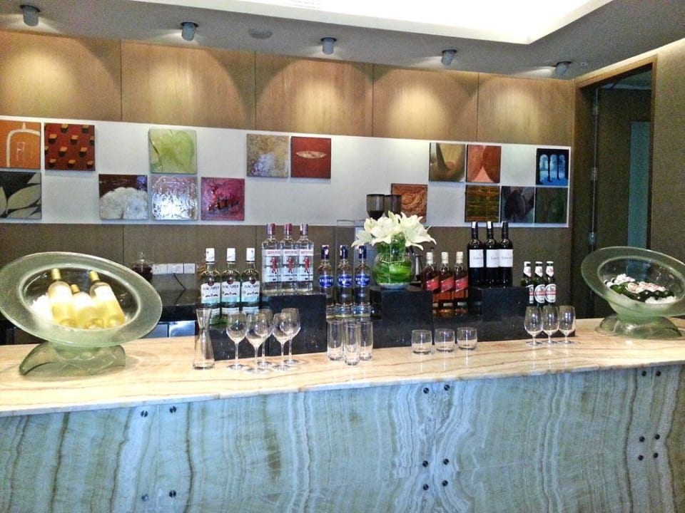 Executive Club Lounge The Leela Ambience Convention Hotel Delhi