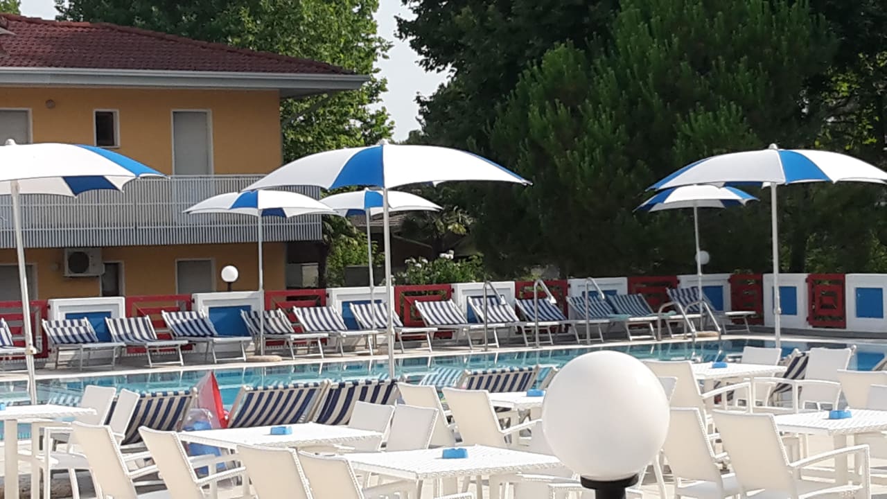 Blick zum Pool vom Balkon aus Hotel Germania