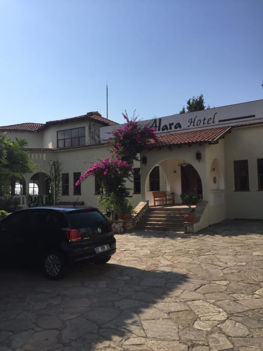 Eingang mit Rezeption Alara Hotel