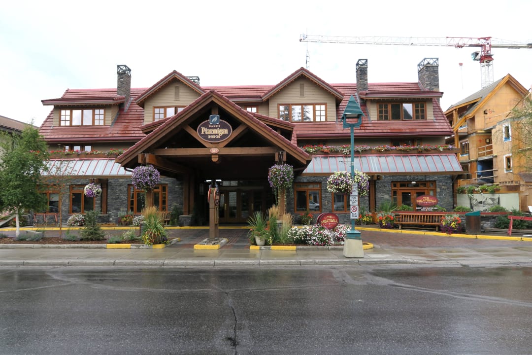 Haupteingang mit Straßenzimmern von gegenüber Hotel Banff Ptarmigan Inn