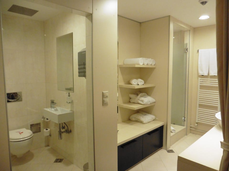 Großzügiger Badezimmerbereich City Boutique Hotel