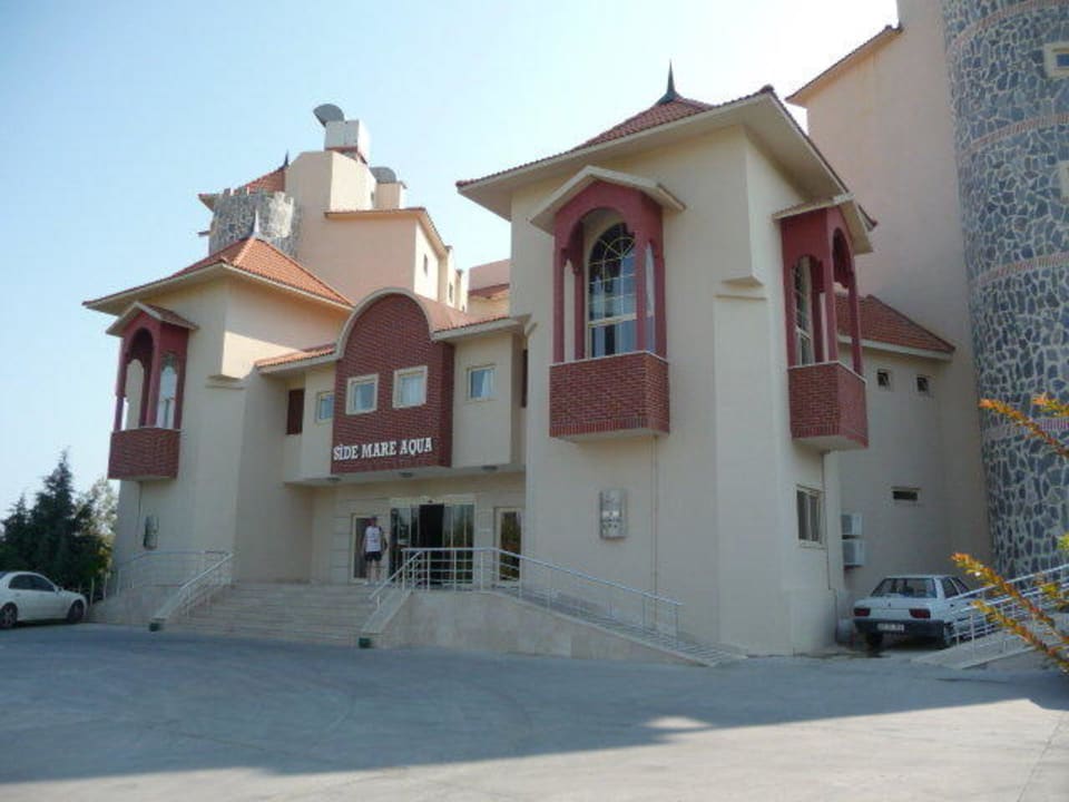 Eingang Serenis Hotel