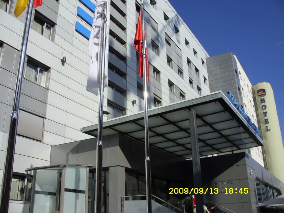 Hoteleingang TITANIC Comfort Berlin Mitte