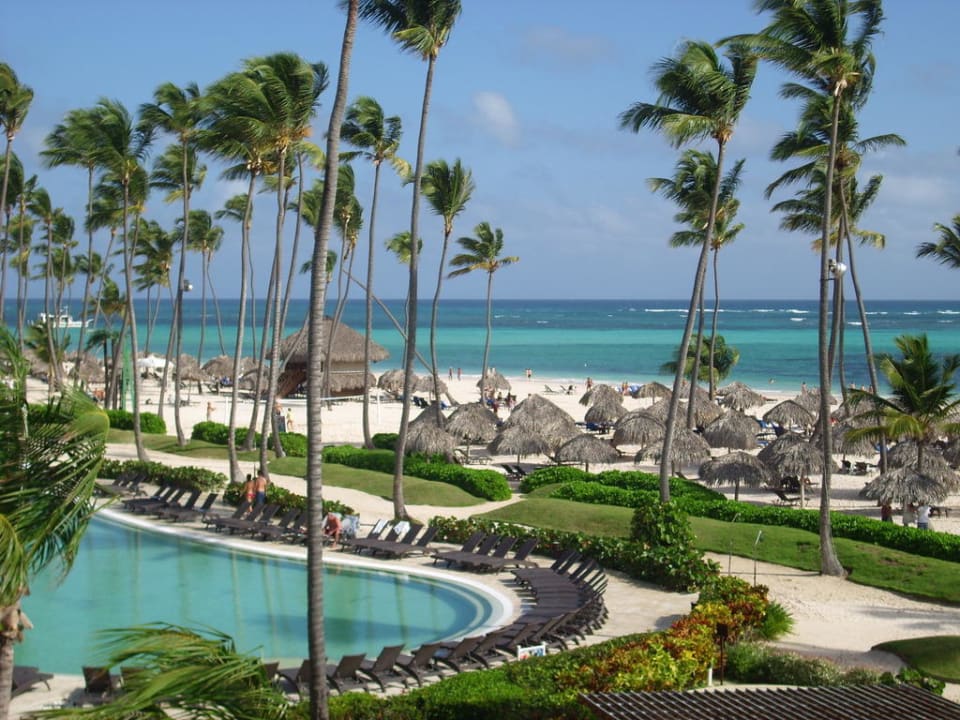 Großer Pool mit Swim up Bar Dreams Royal Beach Punta Cana