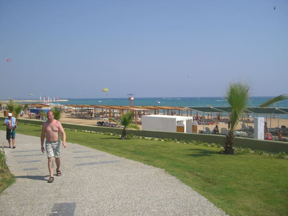 Weg zwischen Liegen und Strandbar FUN&SUN Smart Hane Sun Hotel