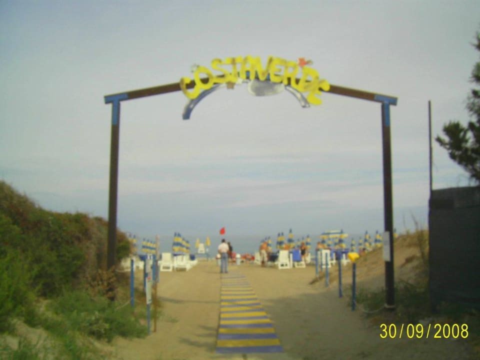 Eingang zum hoteleigenen Strand Hotel Costa Verde