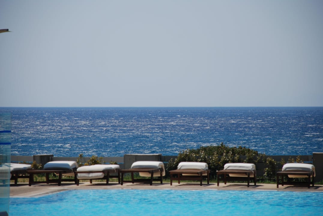 Blick von der Poolanlage aufs Meer Akti Palace Resort & Spa