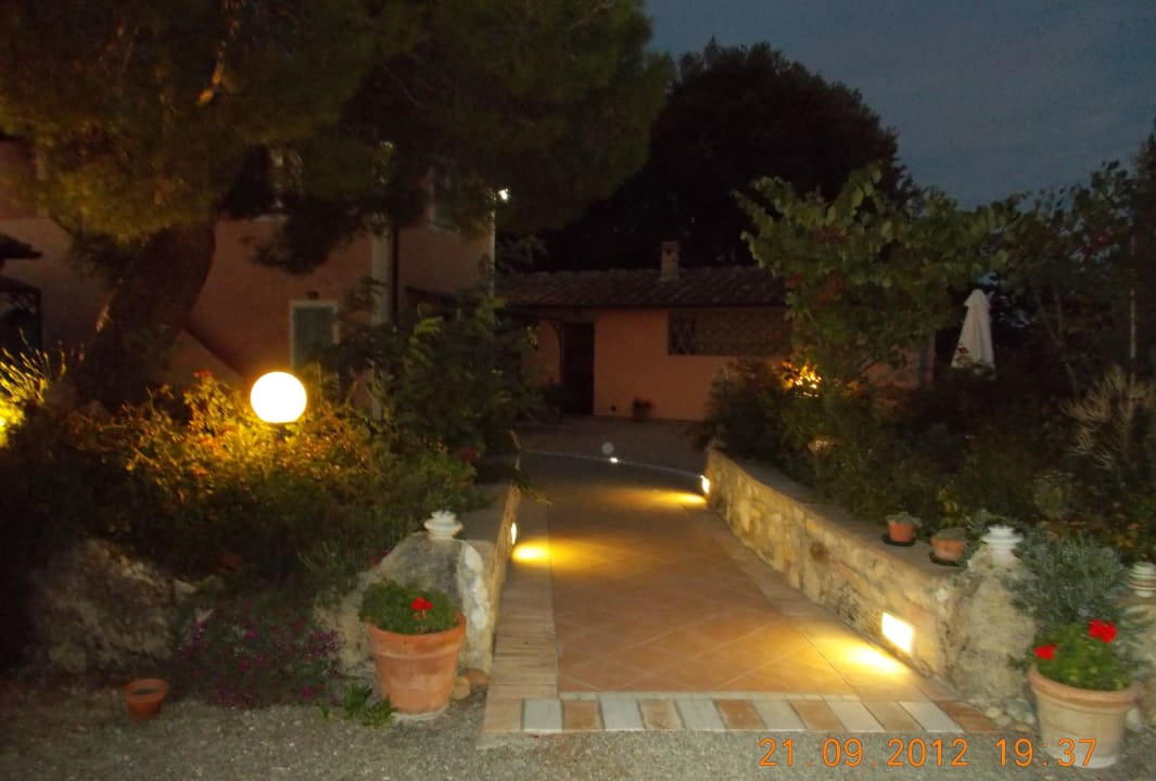 Eingang vom Parkplatz zur Rezeption Hotel Antico Borgo Il Cardino