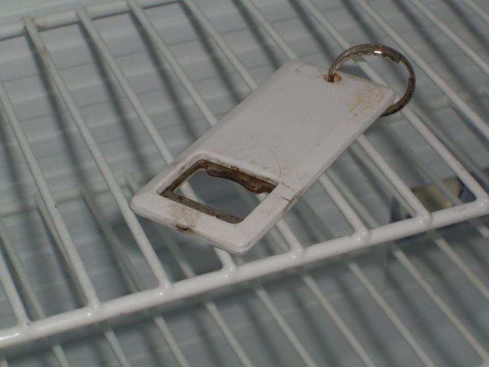 Unappetitlicher Flaschenöffner in der Minibar Gardenia Hotel