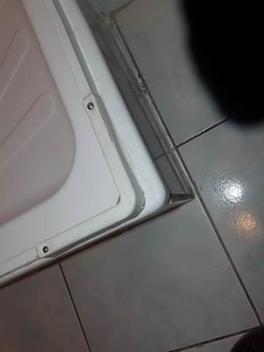 Schmutz auf Dusche Bad 1 Hotel Kiss Family