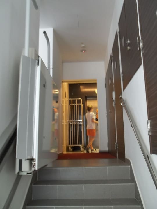 Wejscie boczne do hotelu Ibis Budget Singapore Clarke Quay