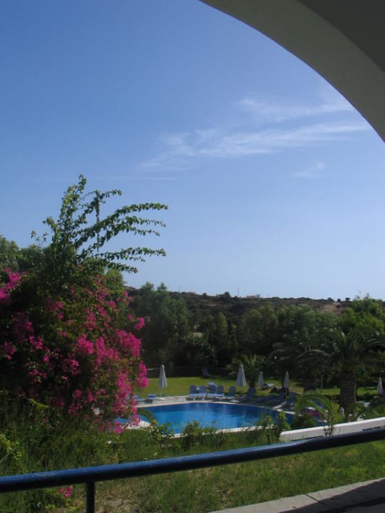 Widok na basen i morze Ekaterini Hotel