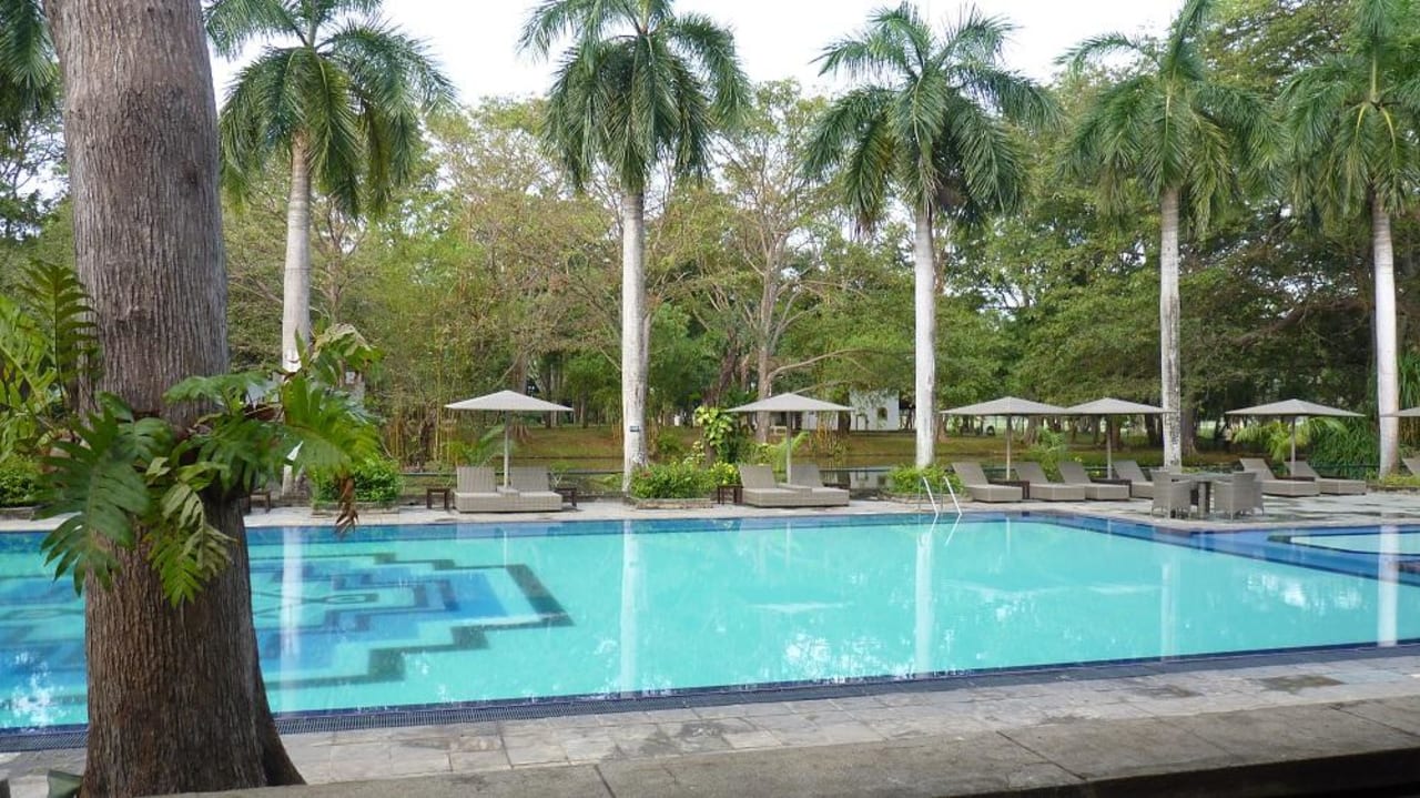 Pool vom Frühstückstisch Cinnamon Lodge Habarana