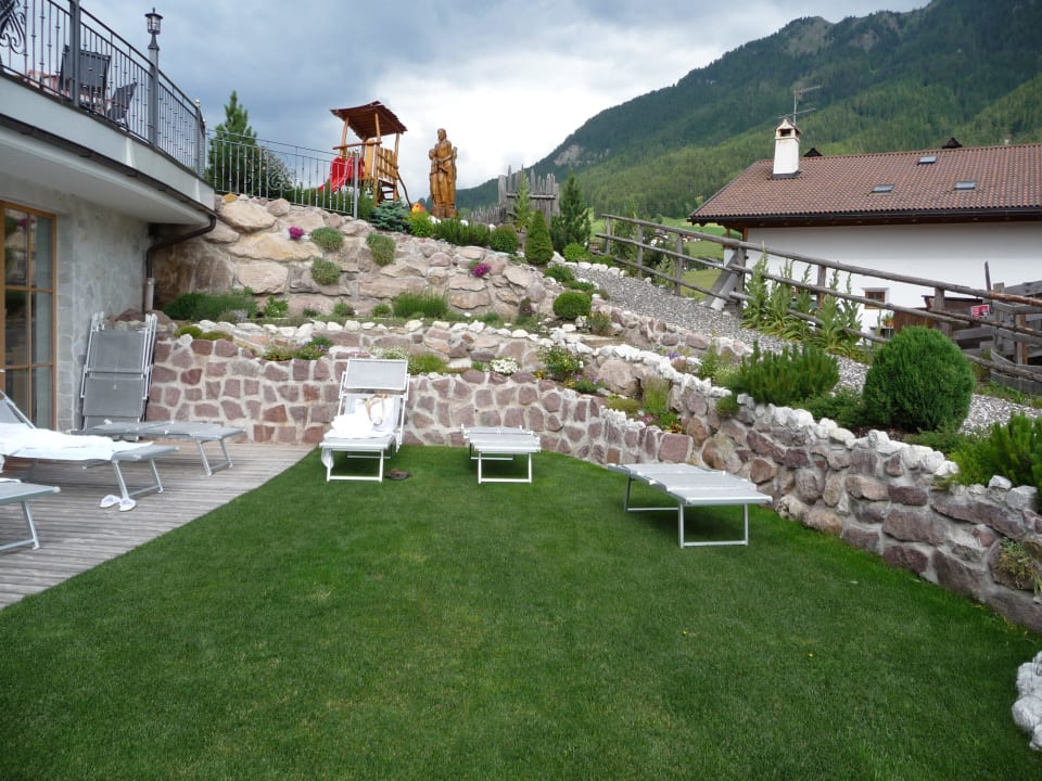 Teil der Liegewiese Hotel Chalet Tianes