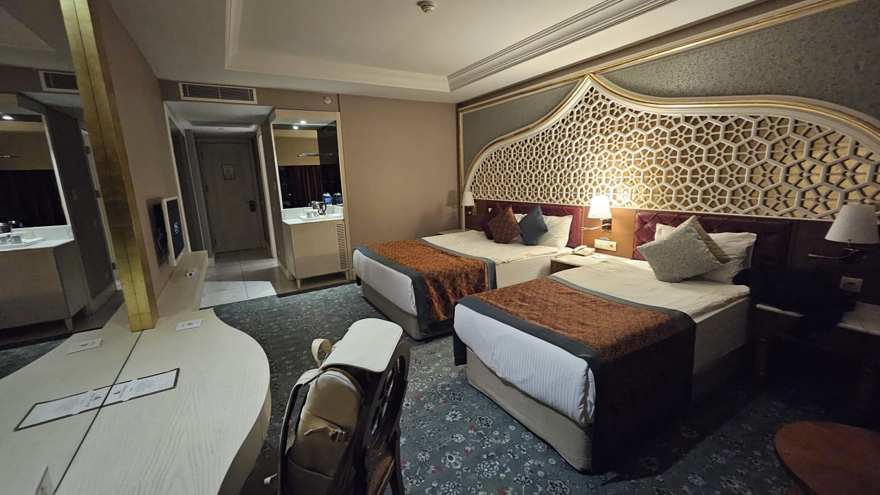 Zimmer Royal Taj Mahal Hotel
