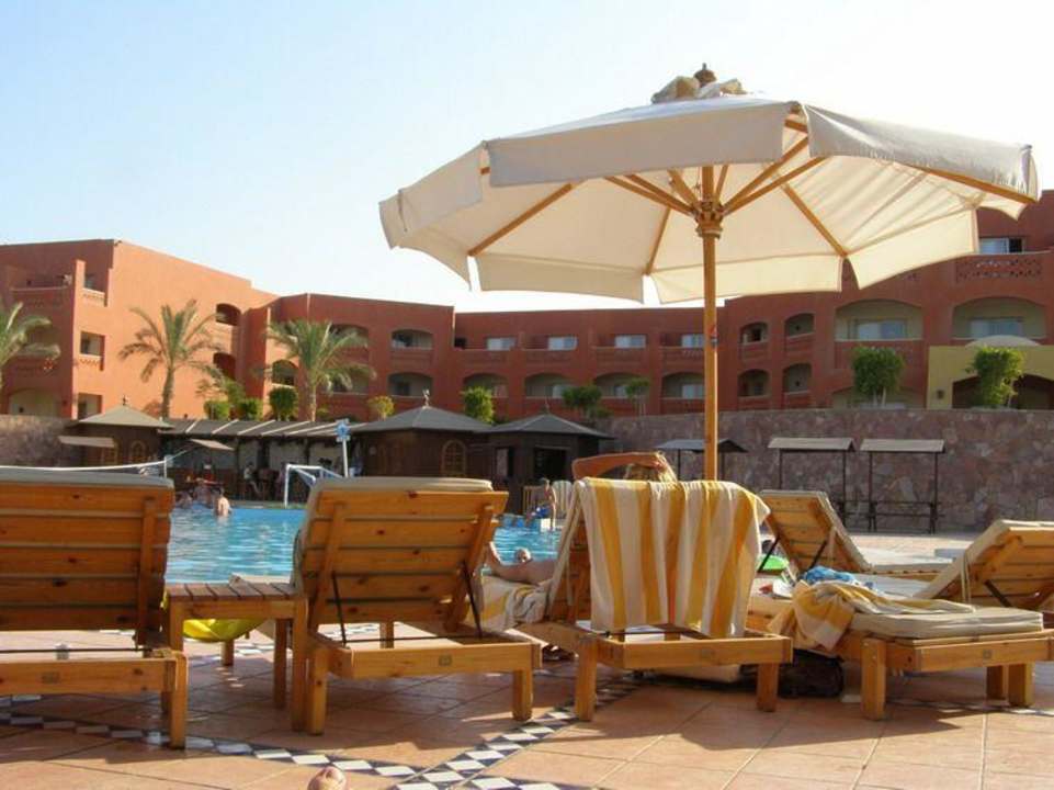 Przy basenie Sharm Grand Plaza Resort