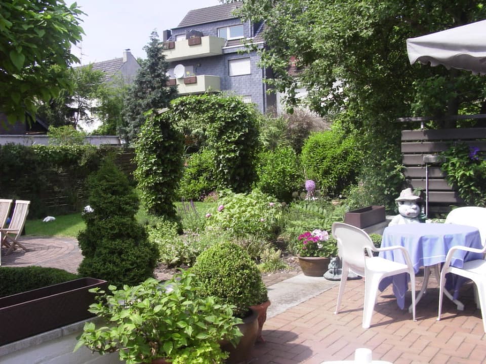 Gartenimpressionen  Airport Hotel Karsten