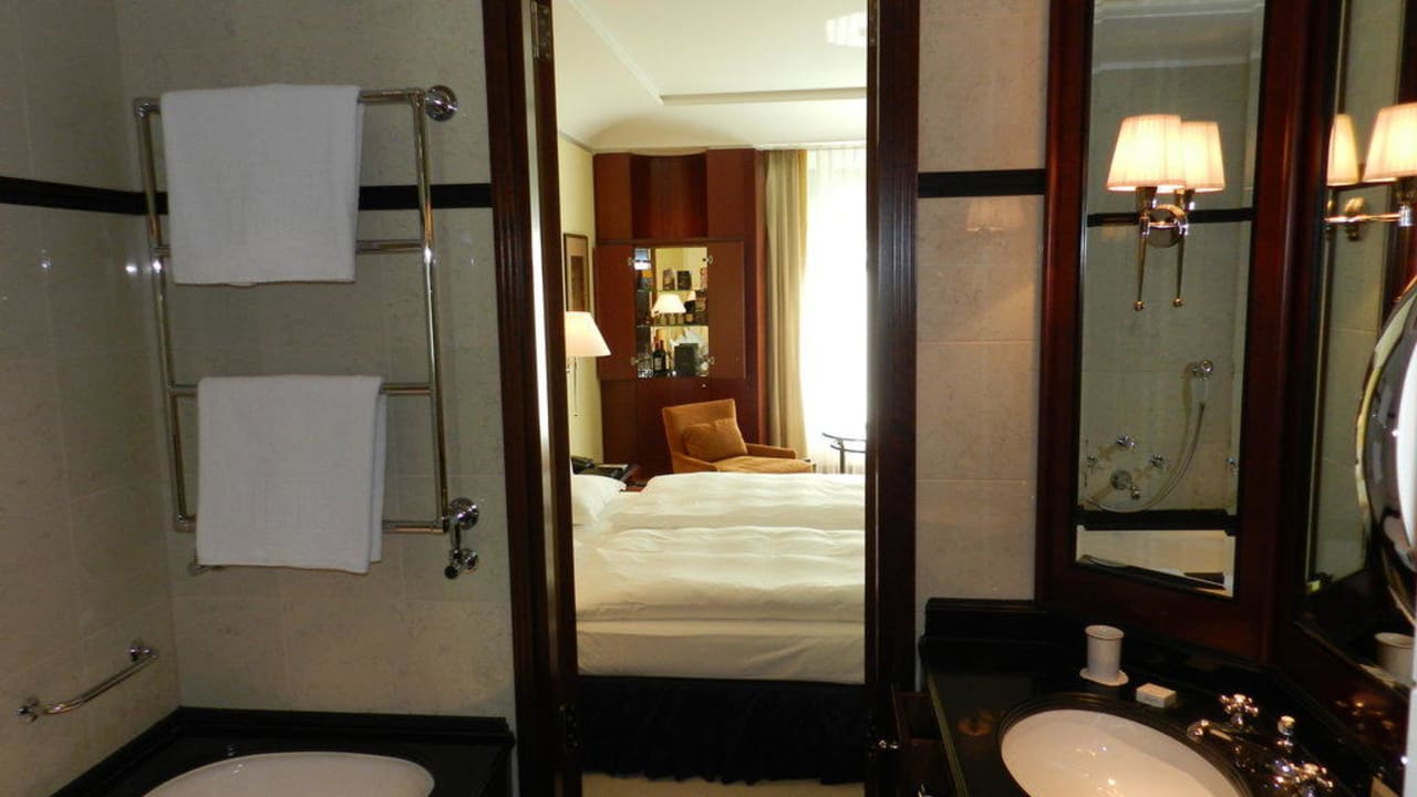 Wohnraum aus dem Badezimmer gesehen Hotel Adlon Kempinski Berlin