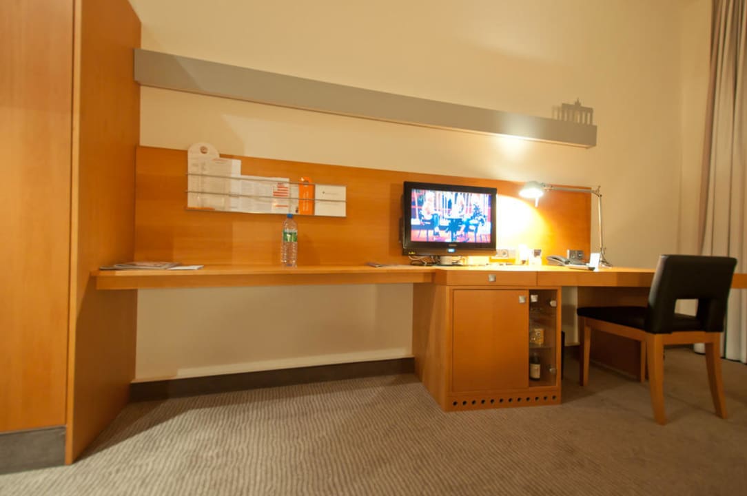 Schreibtisch mit TV Classik Hotel Alexander Plaza