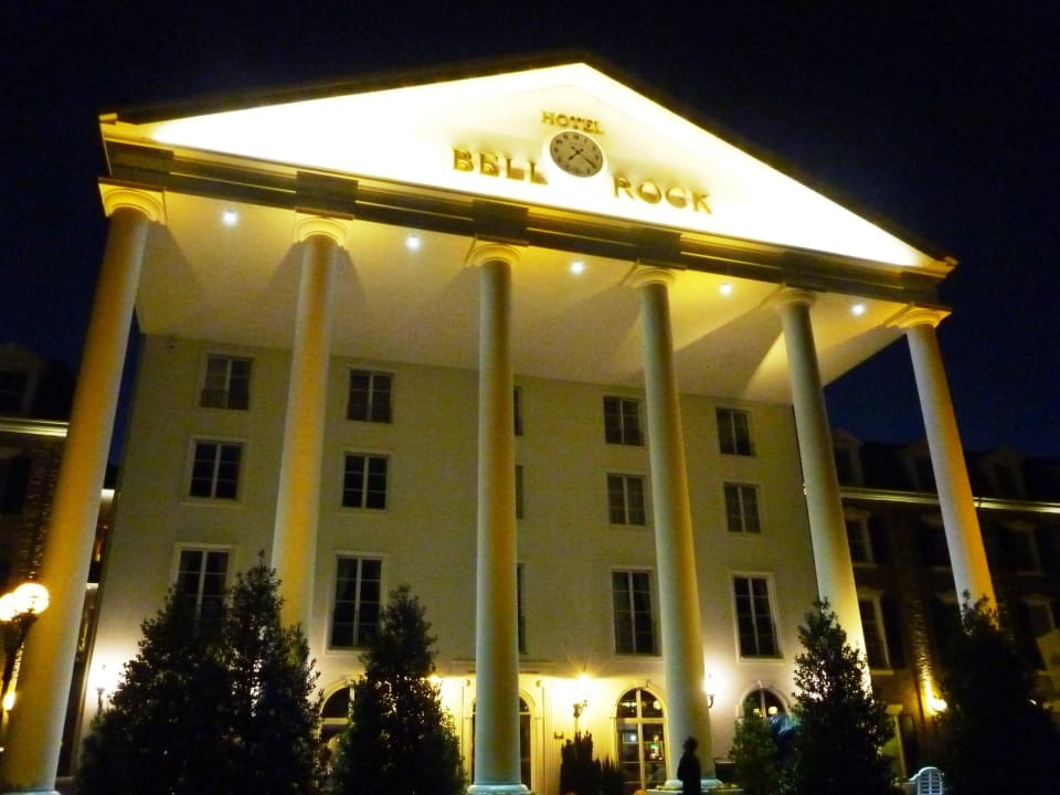 Der Hoteleingang bei Nacht Hotel Bell Rock Europa-Park