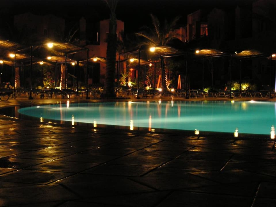 Großer Pool bei Nacht Jaz Makadi Oasis Resort