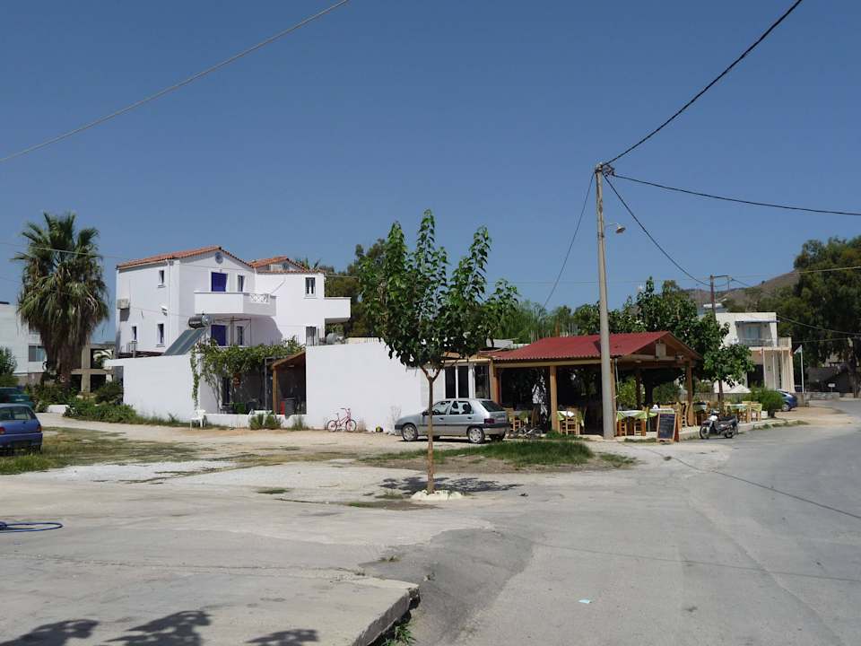 Blick von der Straße auf die Anlage mit Taverne Glaros Studios & Apartments
