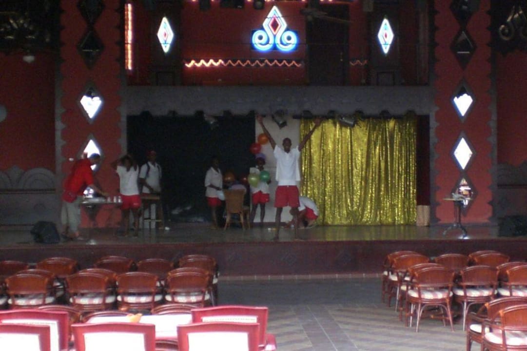 Showbühne mit Animateur Hotel Riu Funana