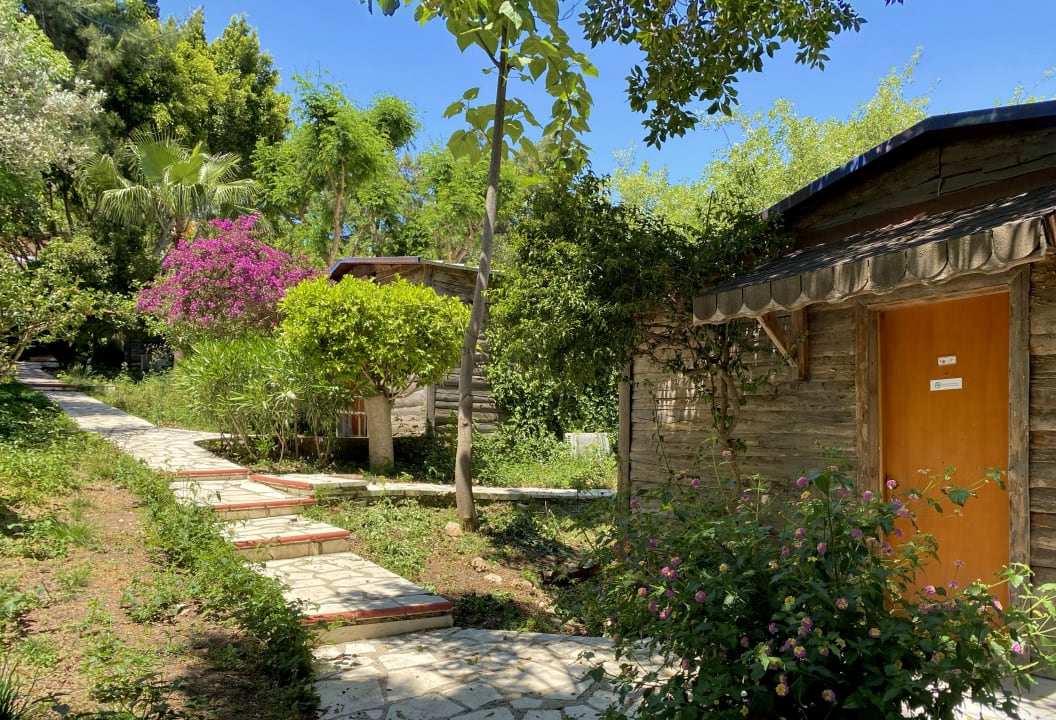 Gartenanlage LYKIA lodge | home of happiness