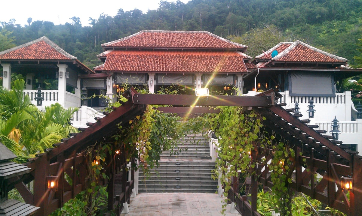 Blick auf Lobby Eingang  von dervAnlage innen Khaolak Laguna Resort