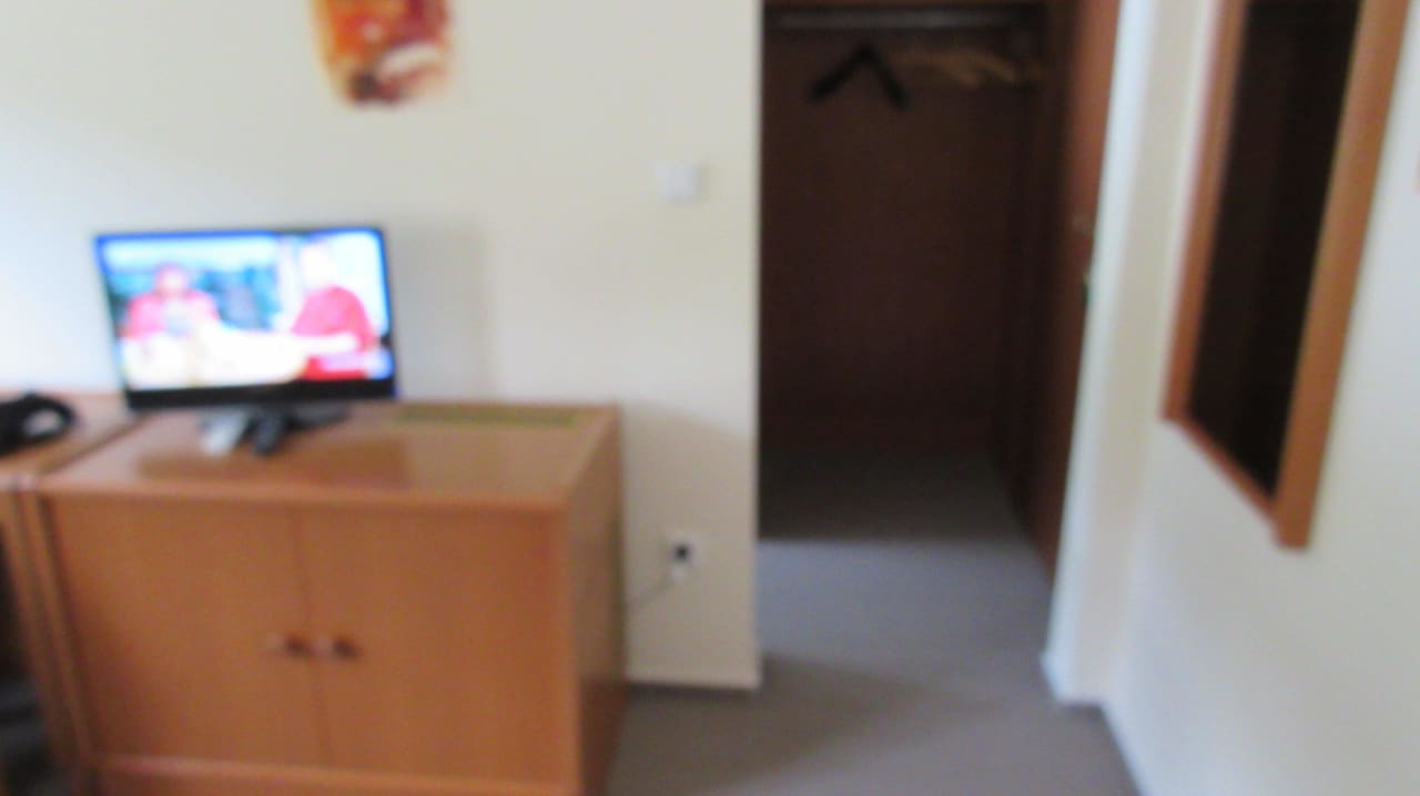 Gegenüber dem Bett TV Landgasthof zum Wolfsberg