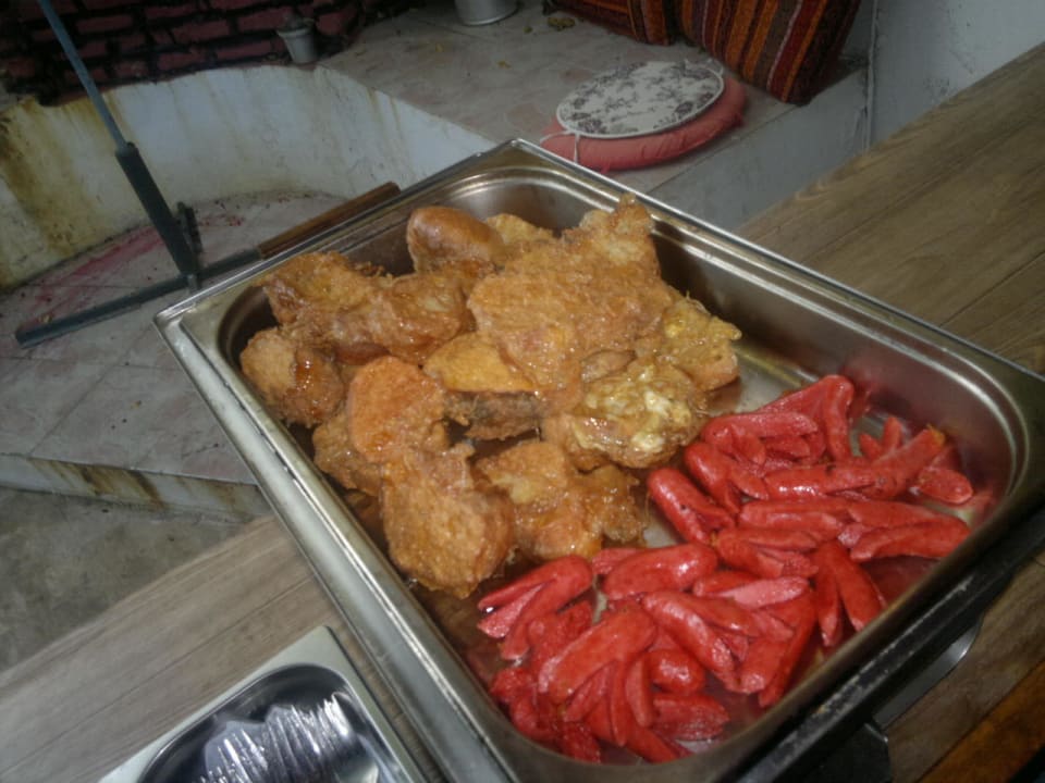 Frühstückbuffet überbackenes Brot und Würstchen Kaliptus Hotel