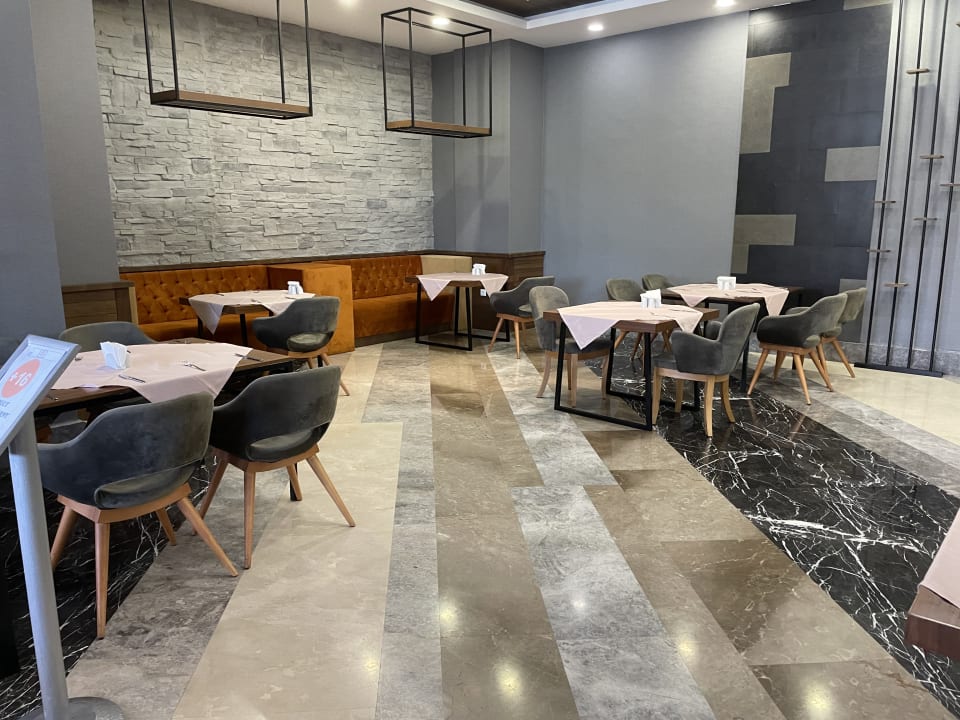 Gastro Saturn Palace Resort Hotel